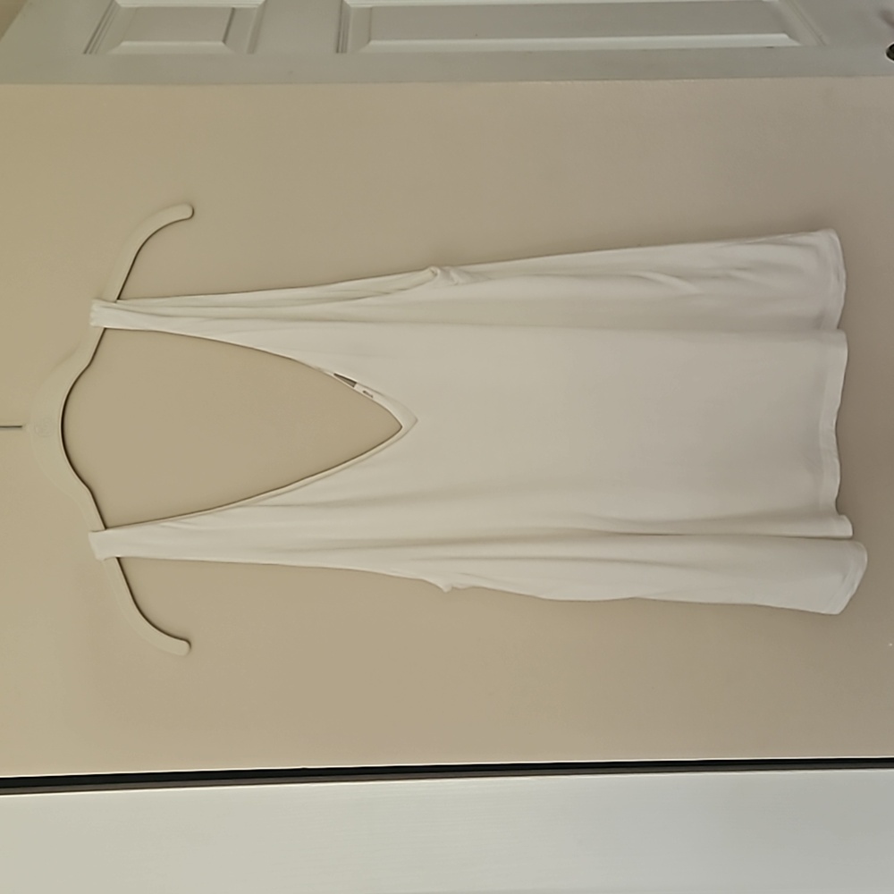 H&M Plunge Deep V-neck & Back Lined Sleeveless Blouse EUC Off-white Cream, Large